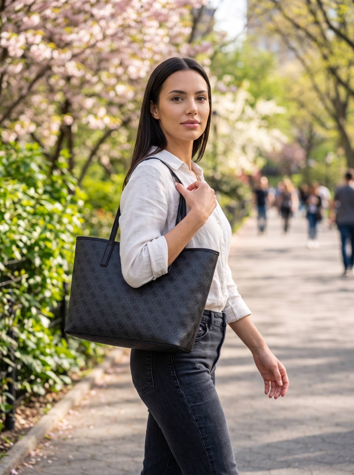 Девушка с сумкой Guess в парке